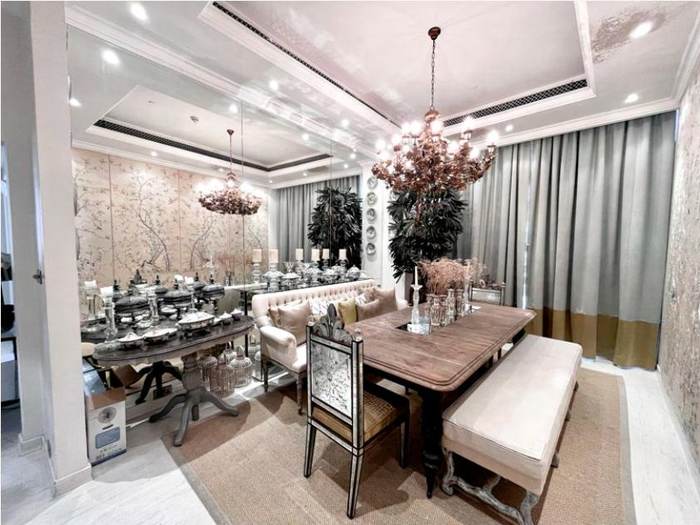 Dining room with chandeliers, Loft JBR Dubai